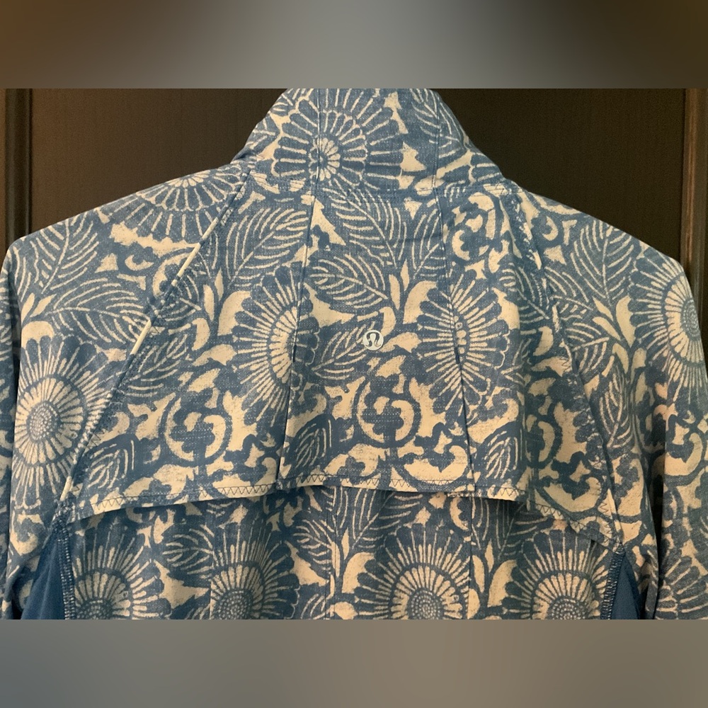 Lululemon Studio Jacket Rare Blue Floral Print Mesh Lined Size 8 EUC Cord Port - Picture 4 of 9